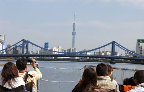 清洲橋とスカイツリー